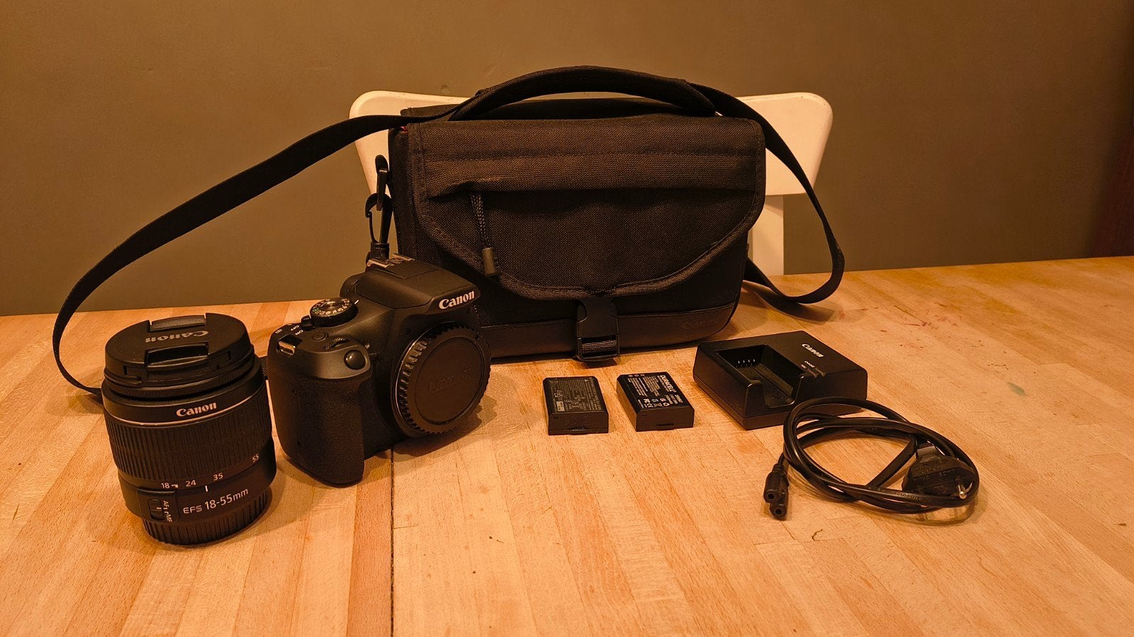 Canon 2000D (met extra's en mogelijke combi deal), Ophalen, Zo goed als nieuw, Schoudertas, Canon