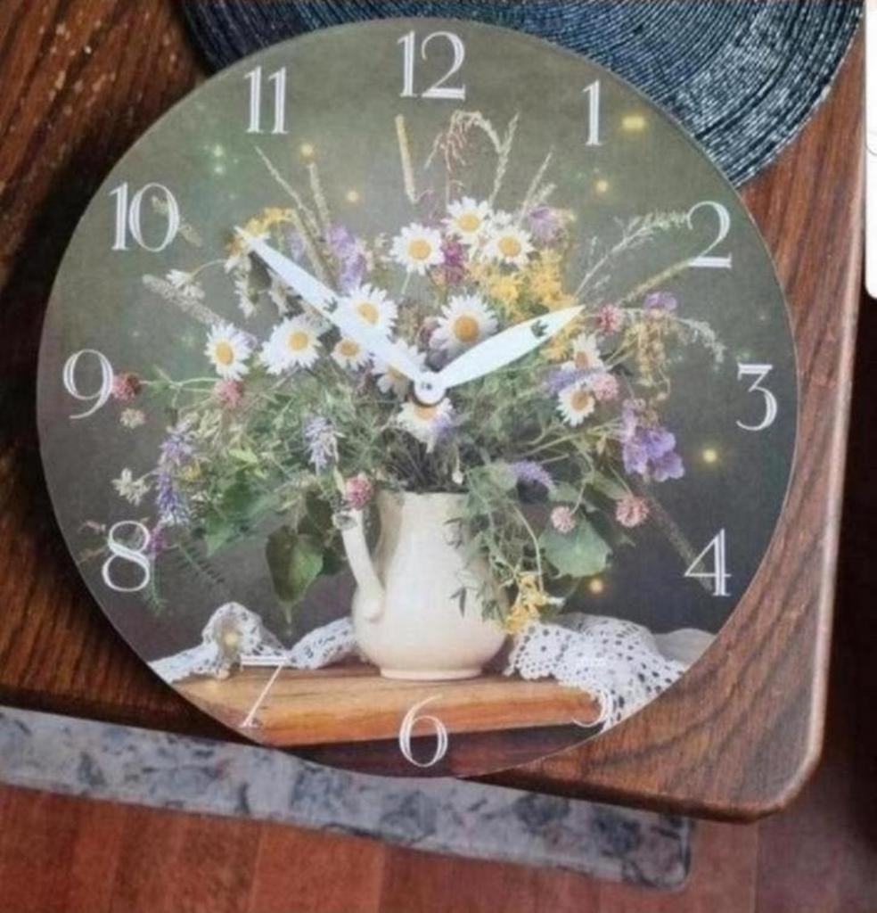 Een klok met bloemen erop bieden, Ophalen of Verzenden, Zo goed als nieuw, Wandklok