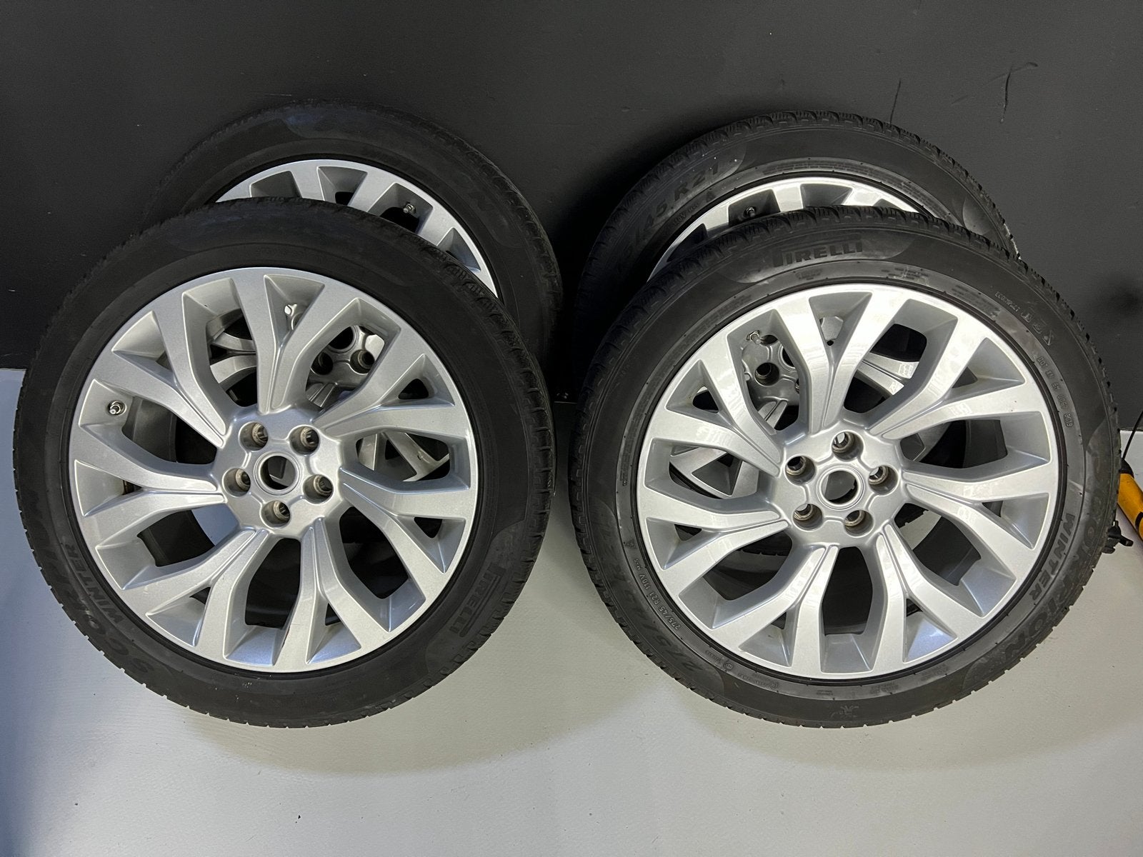 Range Rover velgen 21 inch 275/45 R21 Pirelli winterbanden, Ophalen, Gebruikt, 275 mm, Banden en Velgen