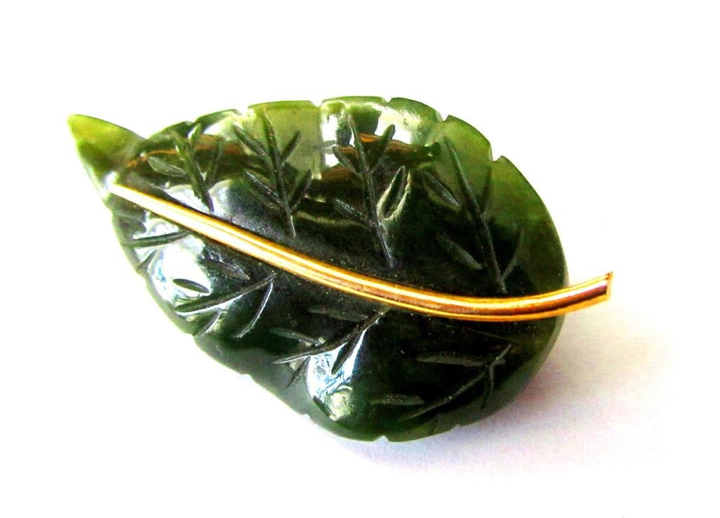 Antiek handgesneden Jade Blad broche met vergulde elementen, Ophalen, Overige materialen, Broche, Verguld