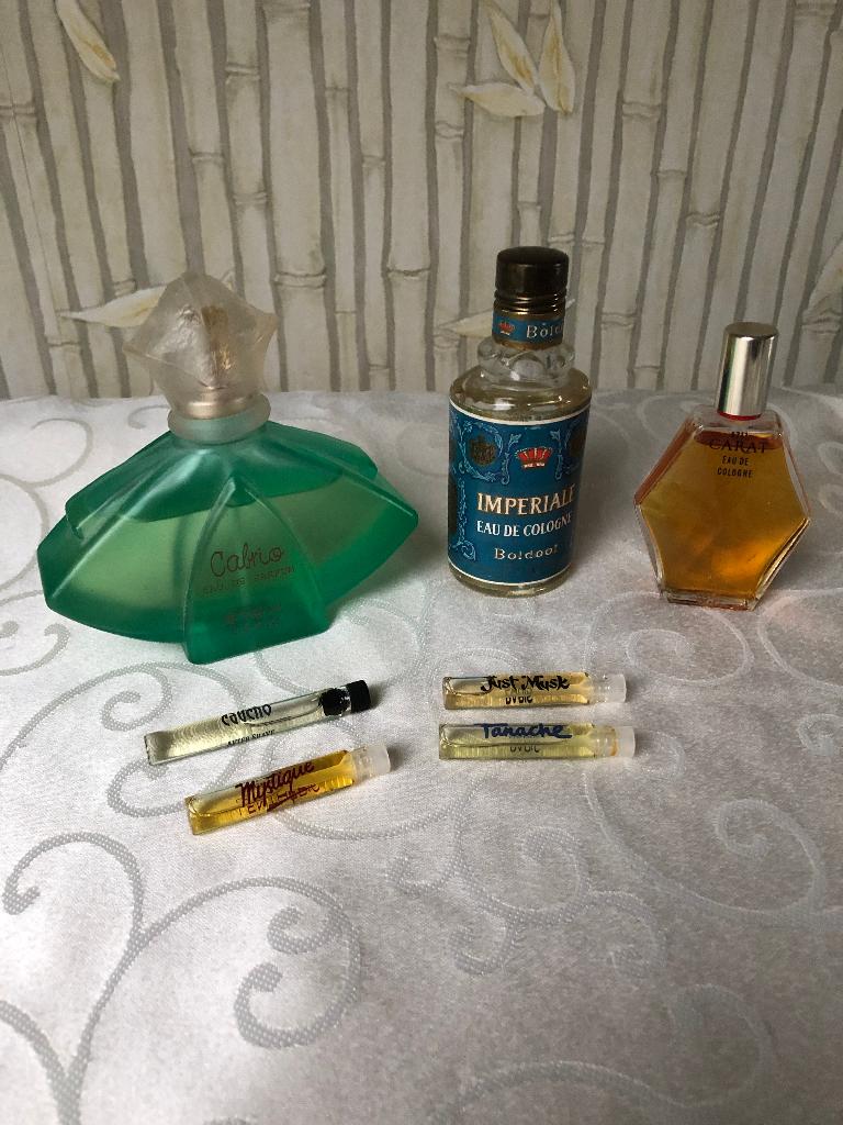 Een verzameling van vintage parfumflesjes en 4 samples., Ophalen of Verzenden, Zo goed als nieuw, Overige typen, Gevuld