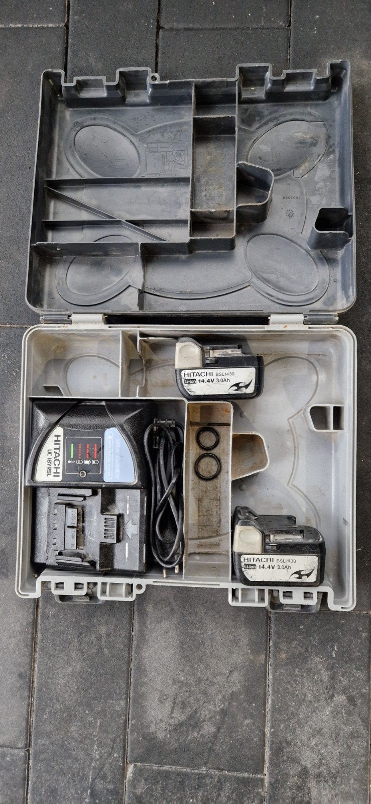 Hitachi Acculader UC18YRSL met 2x 14.4V 3.0Ah Li-ion accu's, Ophalen of Verzenden, Gebruikt, Overige typen