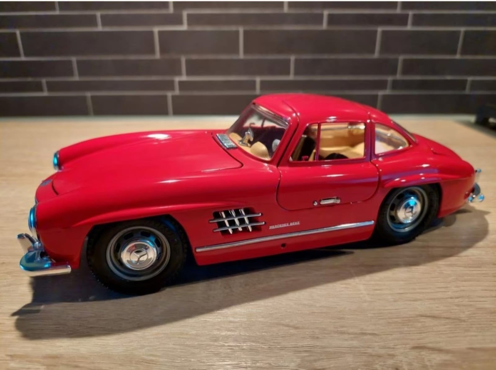 Bburago 1:18 Mercedes-Benz SL300 - in doos, Ophalen of Verzenden, Zo goed als nieuw, Auto, Bburago