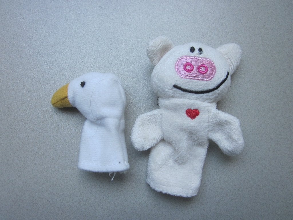 Twee kleine witte vingerpopjes varkentje en gansje, Gebruikt, Overige merken, Overige karakters, Ophalen of Verzenden
