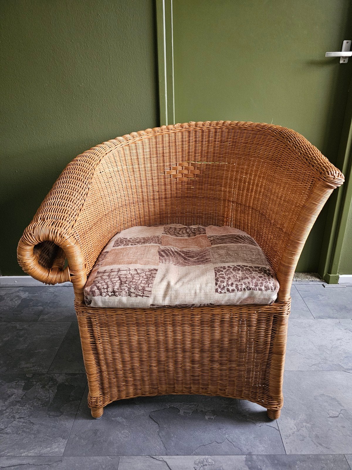Comfortabele rotan stoel met kussen, Huis en Inrichting, Stoelen, Ophalen, Gebruikt, Bohemian, Klassiek, Bruin