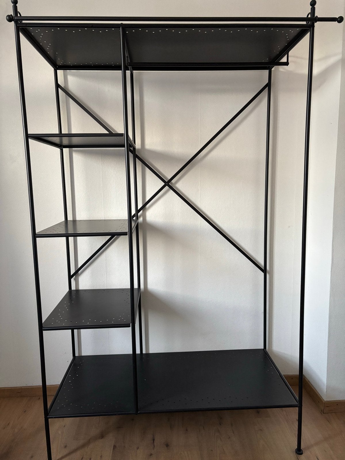 2 IKEA zwart metalen open kledingkasten, Ophalen, Met plank(en), 100 tot 150 cm, Zo goed als nieuw