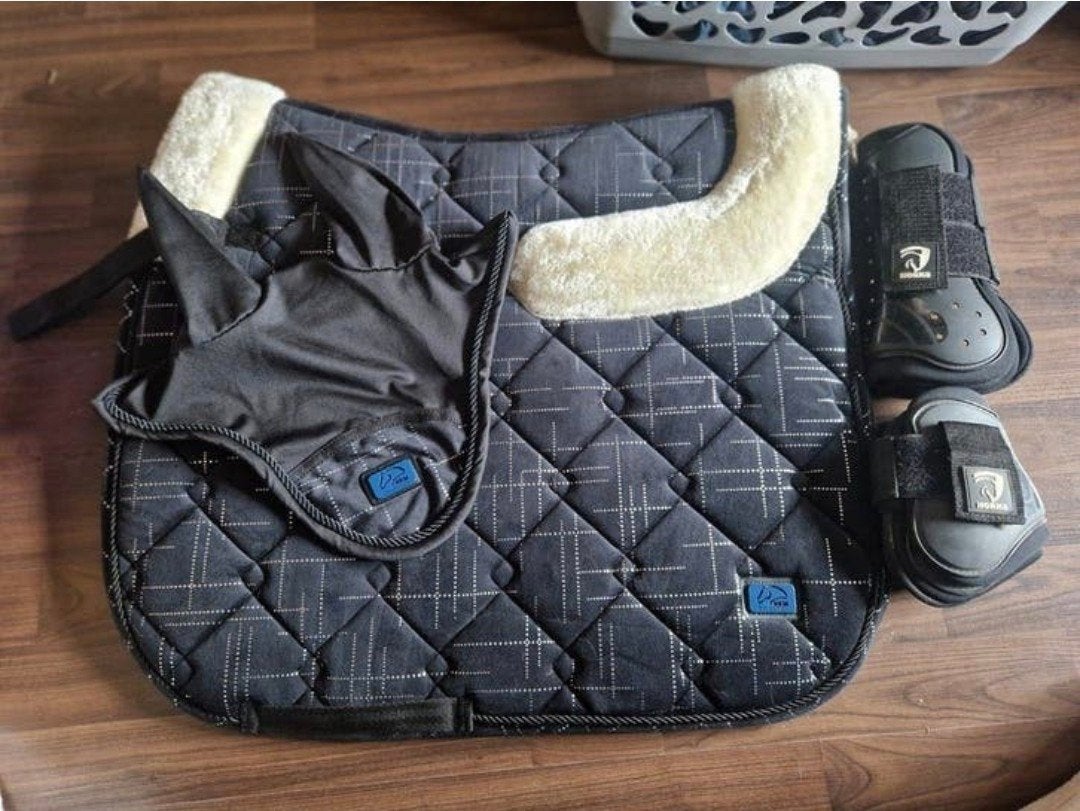 Mooi nieuwe zwarte setje, Dieren en Toebehoren, Paarden en Pony's | Dekens en Dekjes, Ophalen, Nieuw