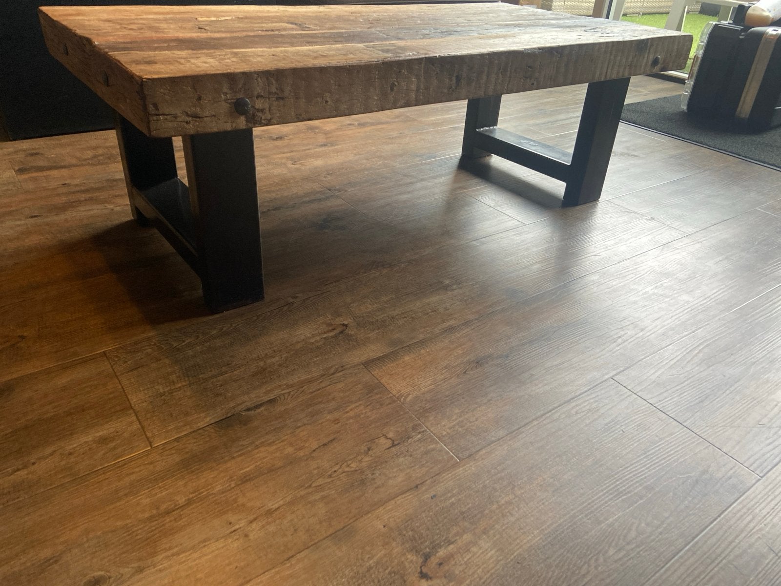 Robuuste salontafel van gerecycled hout met metalen poten, Huis en Inrichting, Ophalen, Gebruikt, 100 tot 150 cm, 50 tot 100 cm
