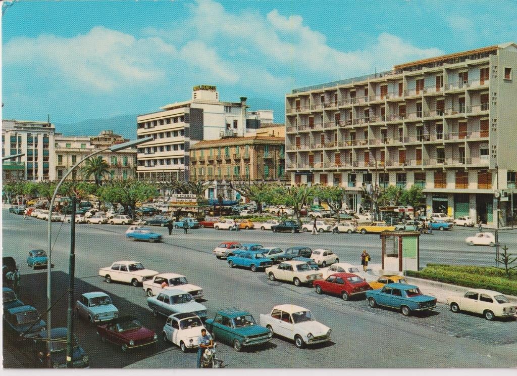 Italie, Messina met auto's , DAF Daffodil, Innocenti Spider, Ophalen of Verzenden, 1960 tot 1980, Ongelopen, Italië
