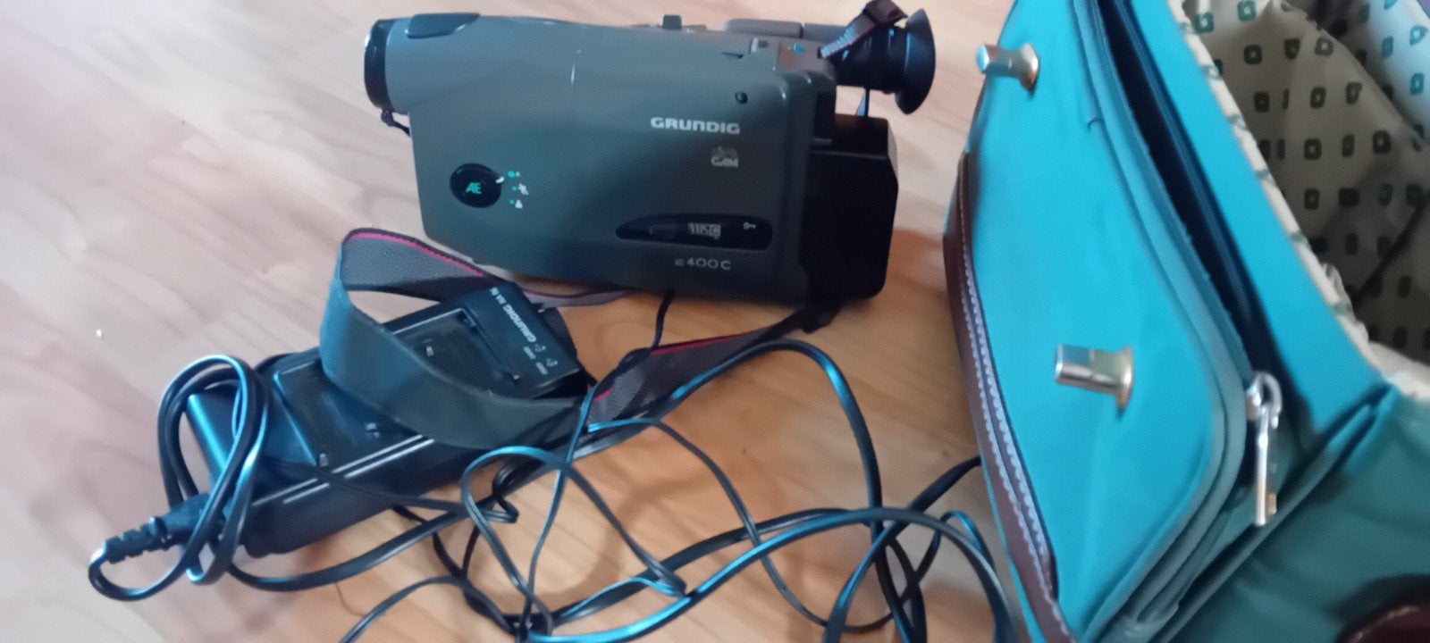 Grundig Live Cam LC 400C VHS-C videocamera met lader, Audio, Tv en Foto, Ophalen of Verzenden, VHS-C of SVHS-C, Camera