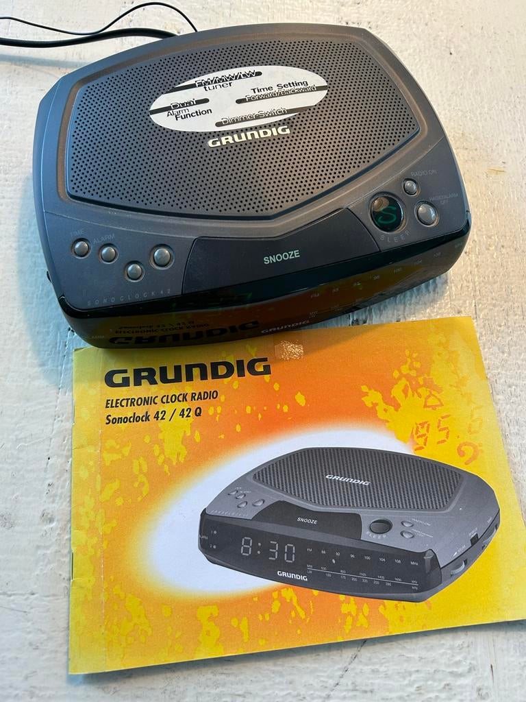 Grundig Wekkerradio - Sonoclock 42, Ophalen of Verzenden, Gebruikt, Radio