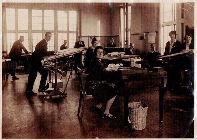 Historische foto: Kantoorpersoneel aan het werk, Gebruikt, Foto, Ophalen of Verzenden, Voor 1940
