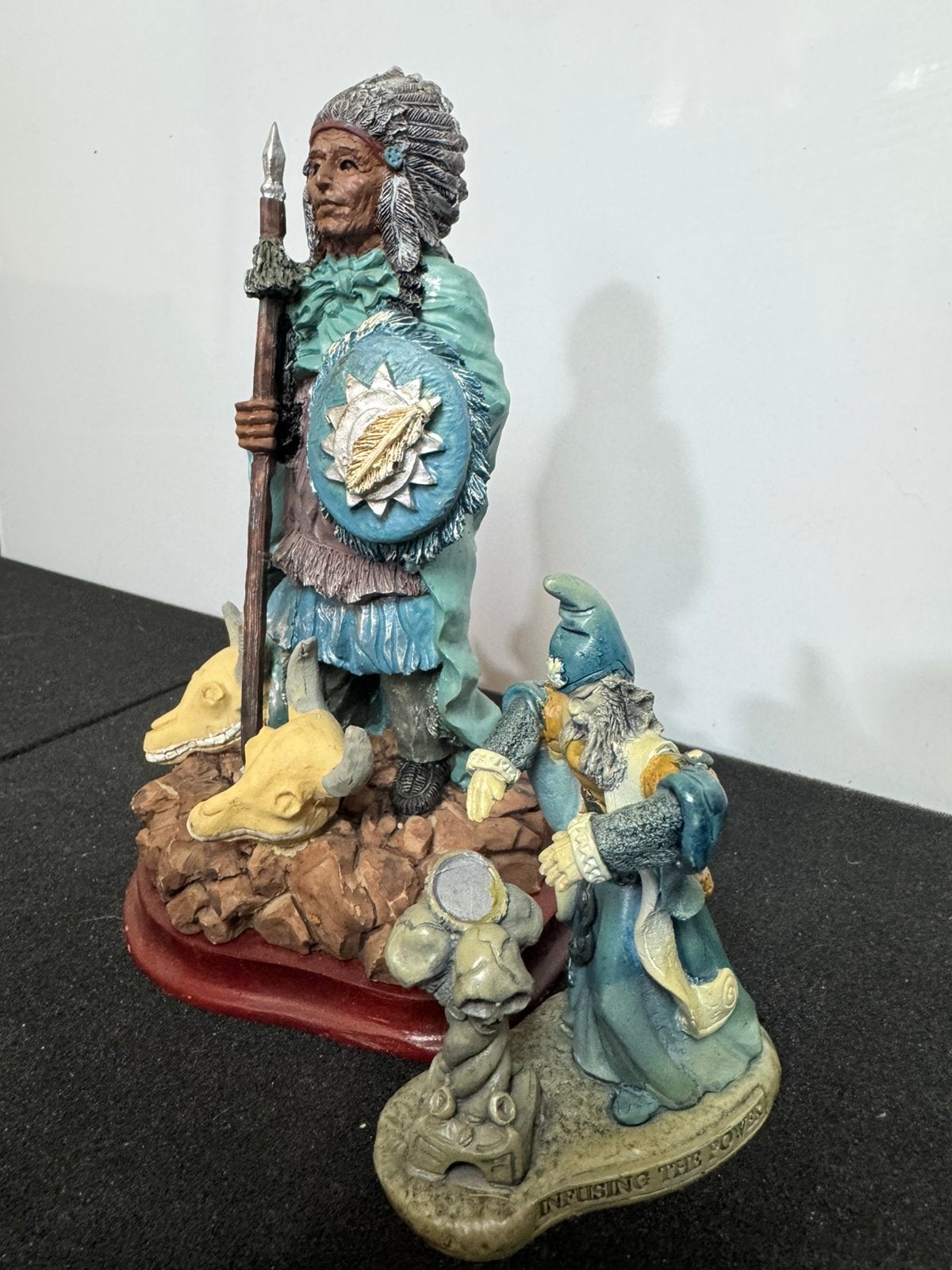 Lot beeldjes — Native American indiaan en tovenaar — 2 stuks, Verzamelen, Ophalen of Verzenden, Zo goed als nieuw