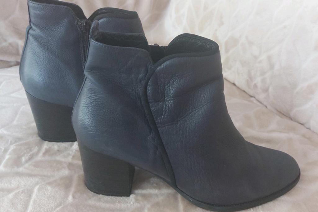 Carmens donkerblauwe leren laarsjes maat 41, Kleding | Dames, Schoenen, Ophalen of Verzenden, Zo goed als nieuw, Blauw