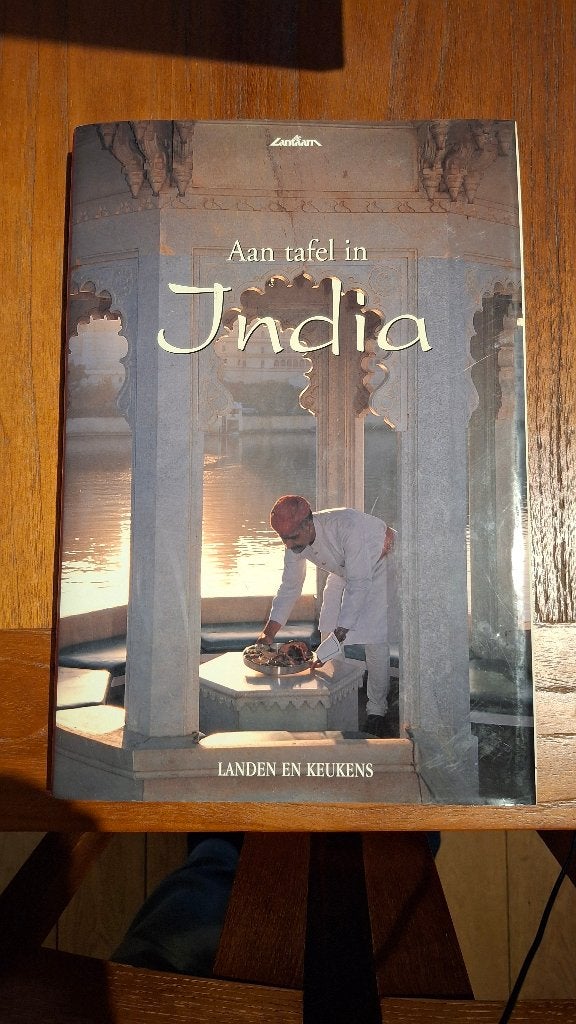 Aan tafel in India - Een lofzang op de Indiase keuken, Ophalen of Verzenden, Zo goed als nieuw, Azië en Oosters