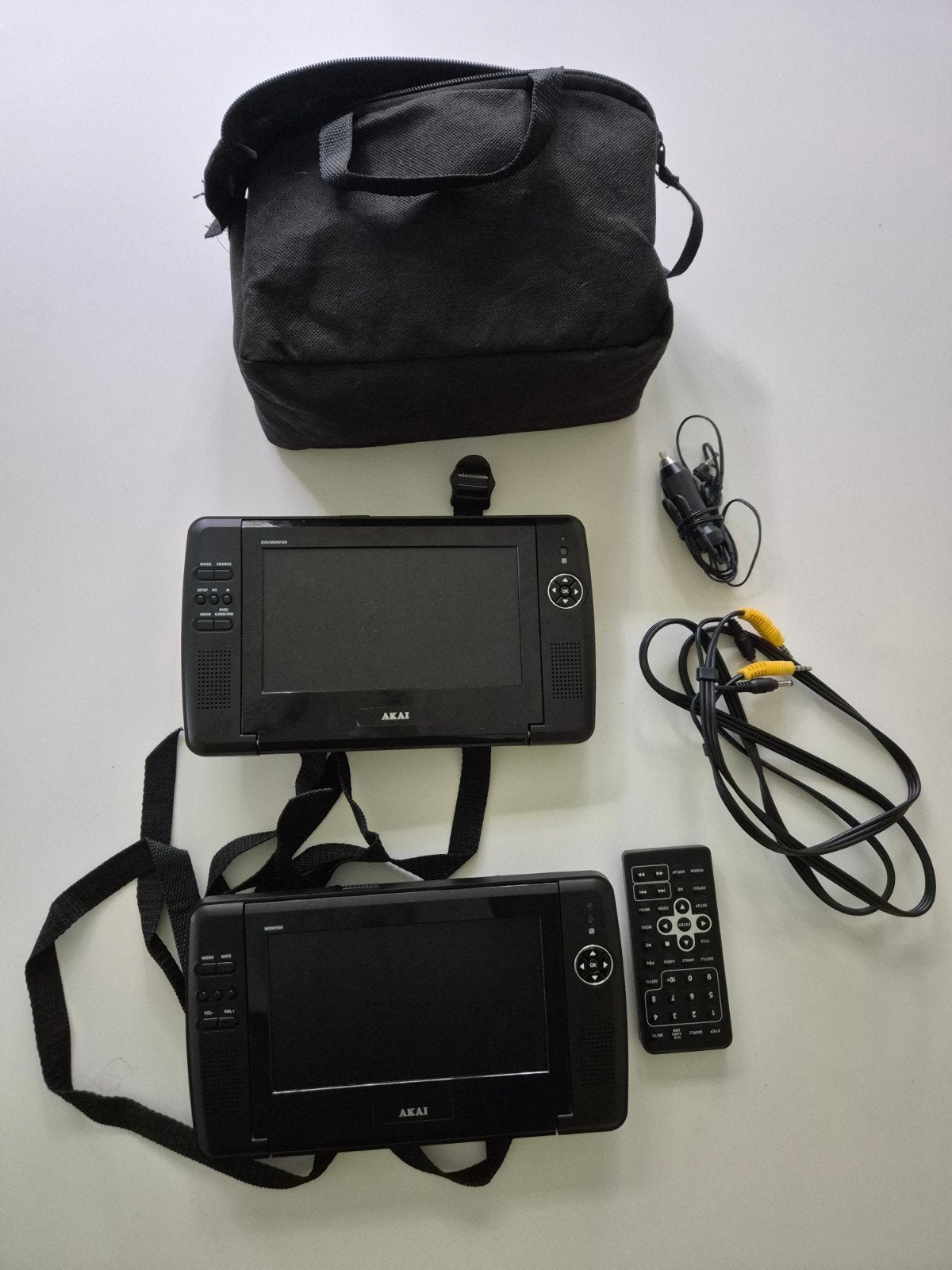 Akai DVD Monitor Set voor in de Auto - Ideaal voor Reizen, Ophalen of Verzenden, Zo goed als nieuw