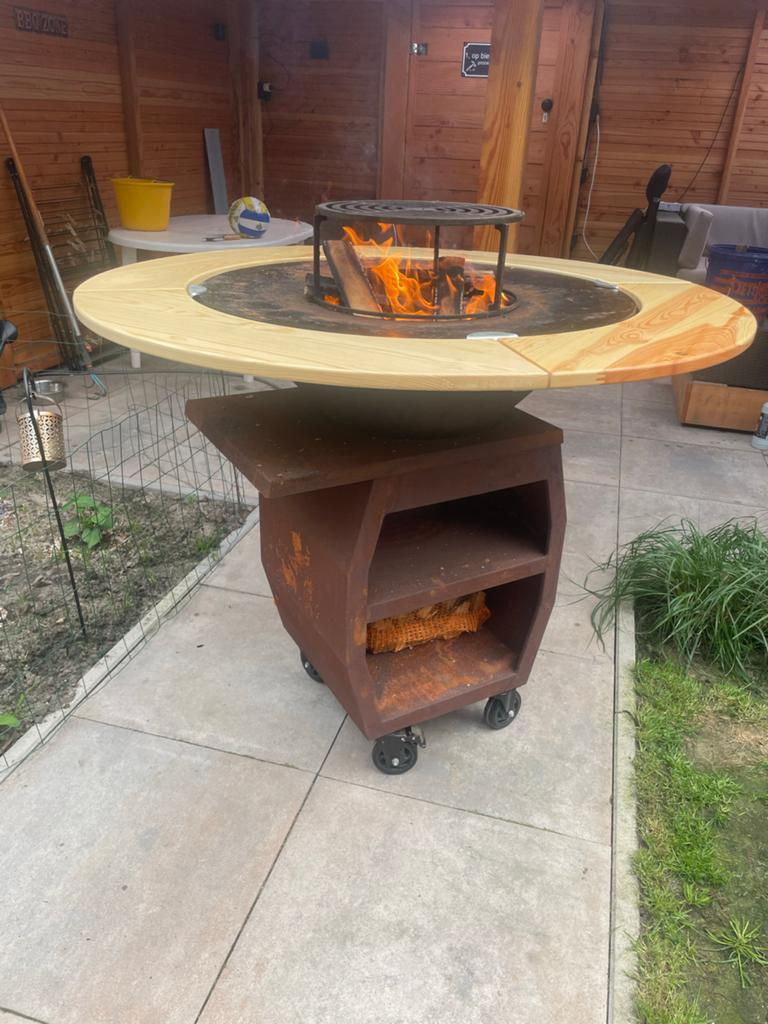 Vuurkorf/vuurtafel met houtopslag en wielen, Ophalen of Verzenden, Gebruikt