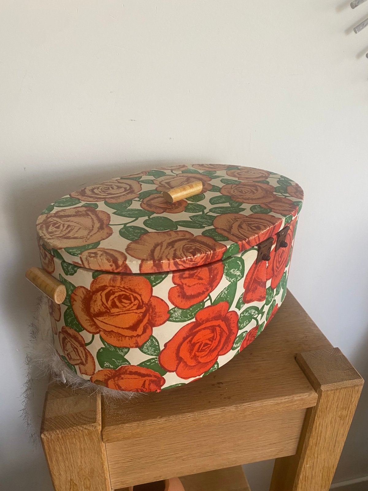 Prachtige vintage naaidoos met een charmante rozenprint., Ophalen of Verzenden, Zo goed als nieuw, Rechthoekig, Minder dan 50 cm