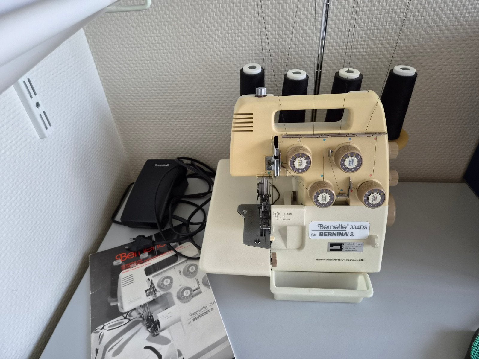 Bernette 334DS Lockmachine, Ophalen, Gebruikt, Lockmachine, Bernina