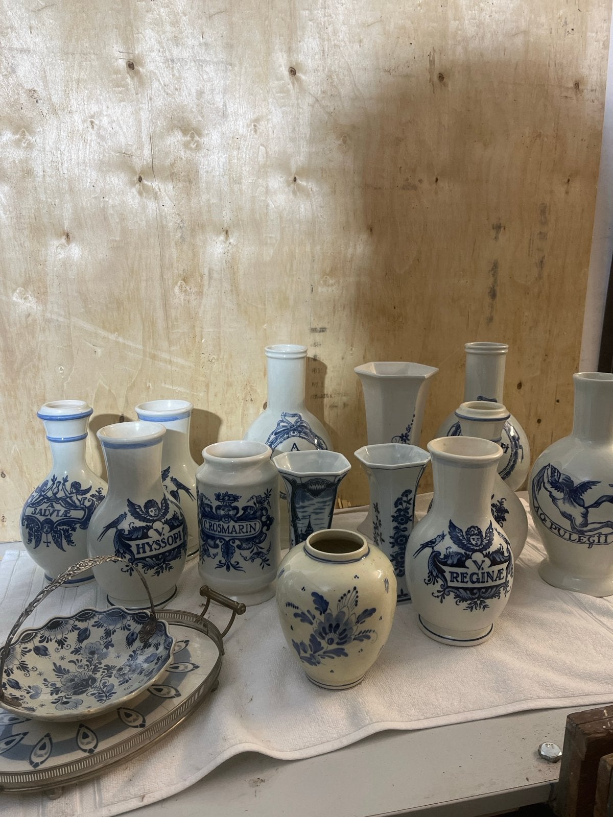 Verzameling Delfts Blauw Vazen en Schaal met Zilveren Hengse, Ophalen of Verzenden