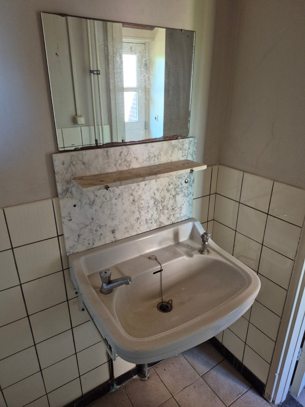 Vintage wastafel met spiegel en planchet, Doe-het-zelf en Verbouw, Sanitair, Ophalen, Gebruikt, Steen, Wastafel