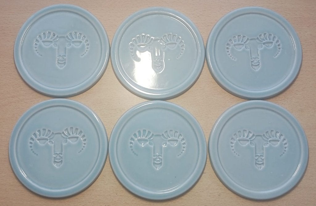 Keramieke lichtblauw oud pastel met Ram kop, Ophalen of Verzenden, Zo goed als nieuw, Glas of Kopje