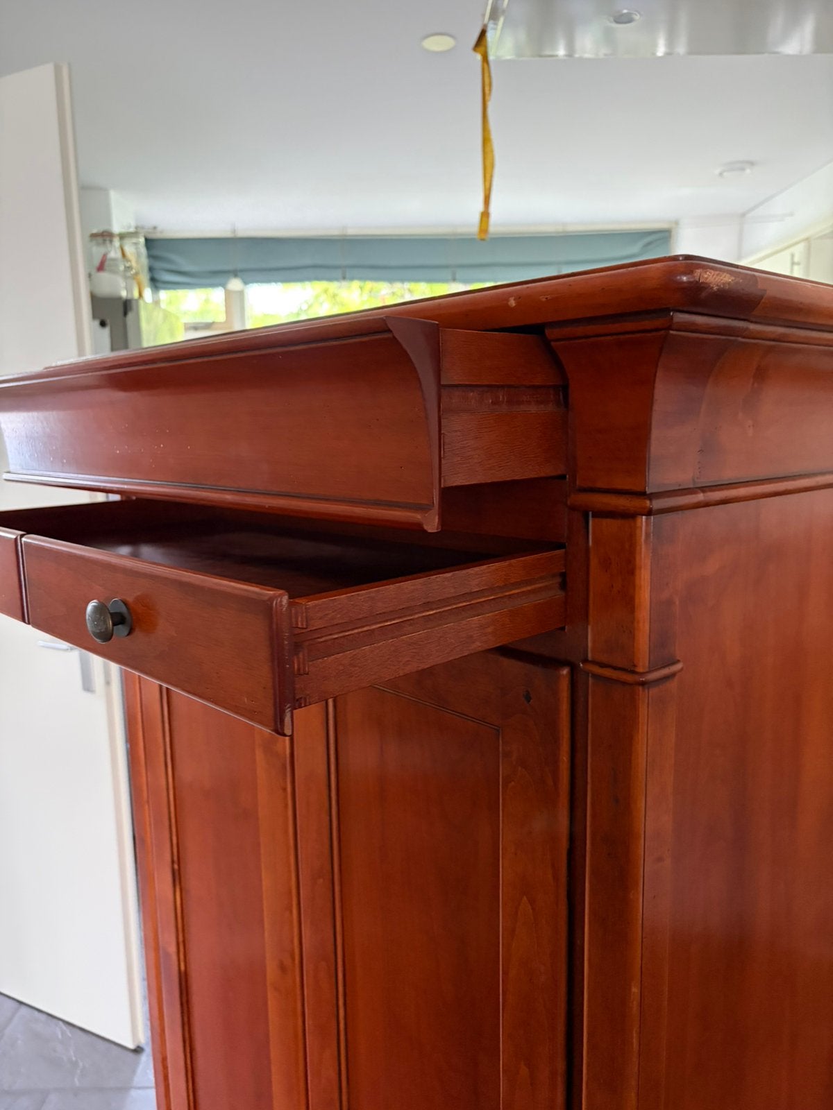Prachtige notenhouten kast, Huis en Inrichting, Kasten | Boekenkasten, Ophalen, Zo goed als nieuw, 25 tot 50 cm, 50 tot 100 cm