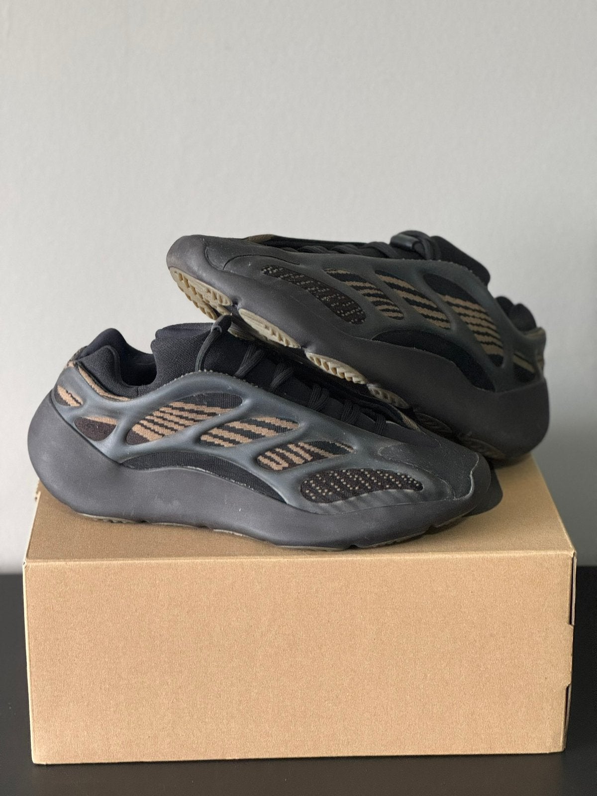 Adidas Yeezy 700 V3 Clay Brown, Bruin, Ophalen of Verzenden, Sneakers of Gympen, Gedragen