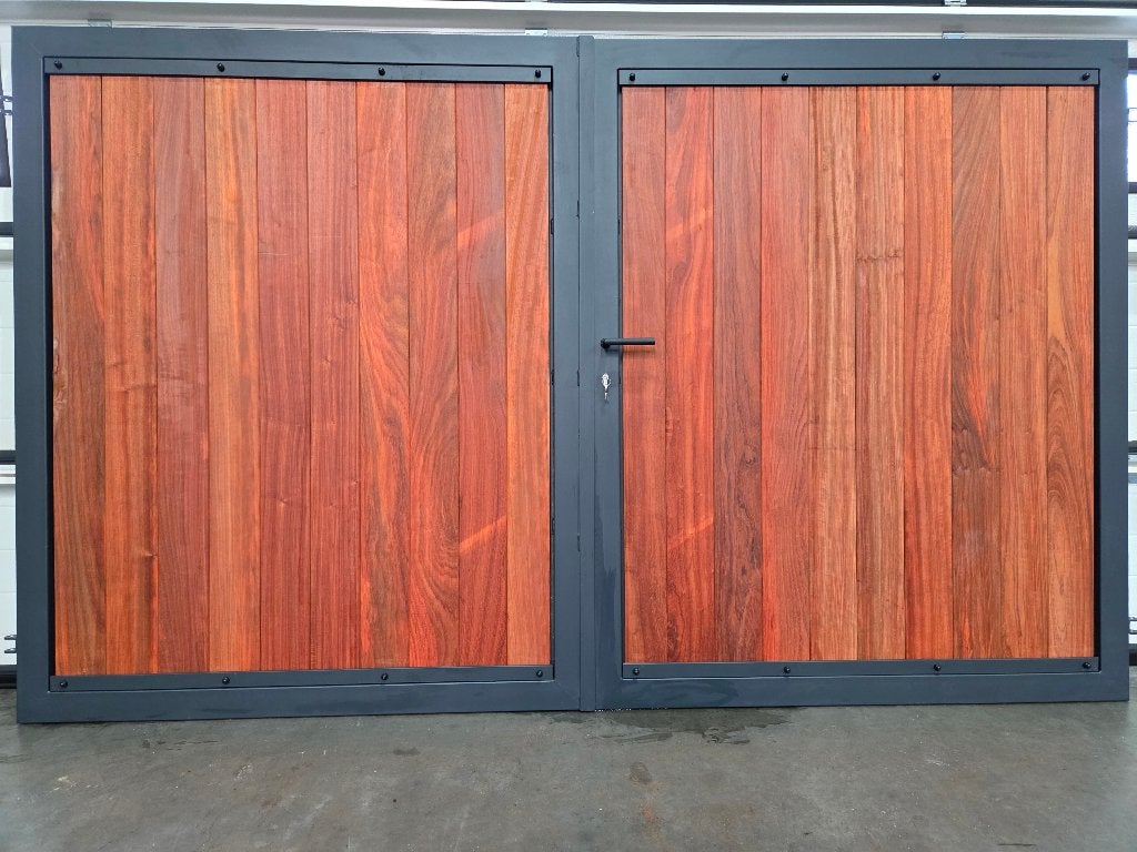 NIEUWE DUBBELE POORT MET HARDHOUT, Ophalen, Staal, Nieuw, 150 tot 200 cm