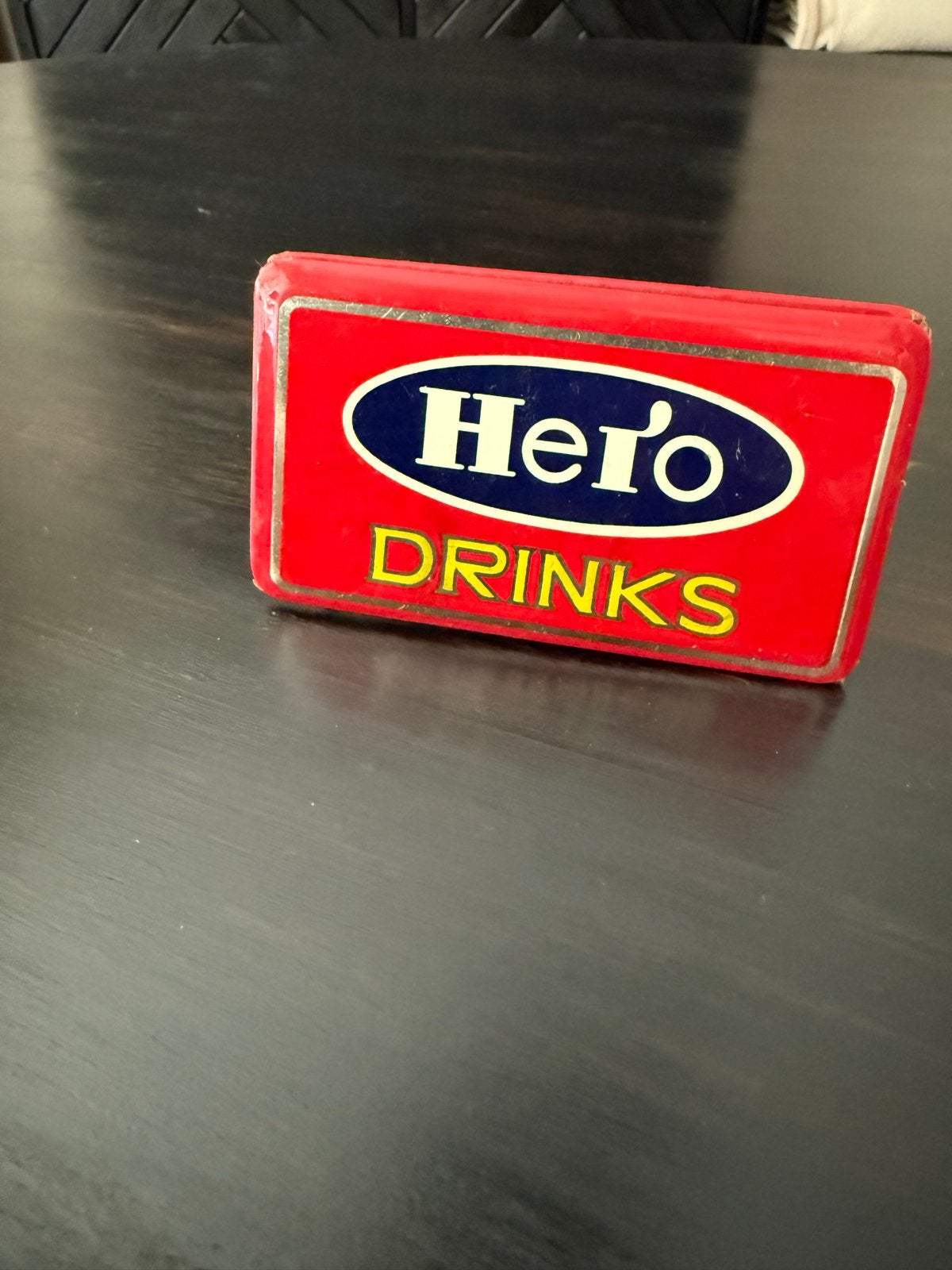 Vintage Hero Drinks dubbelzijdig reclamebord met klem, Ophalen of Verzenden, Gebruikt, Reclamebord