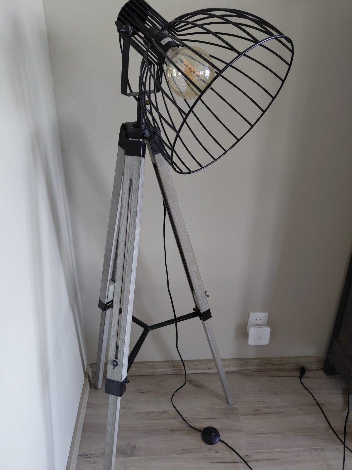 Industriële vloerlamp met houten statief en metalen kap, Huis en Inrichting, Lampen | Vloerlampen, Zo goed als nieuw, 100 tot 150 cm