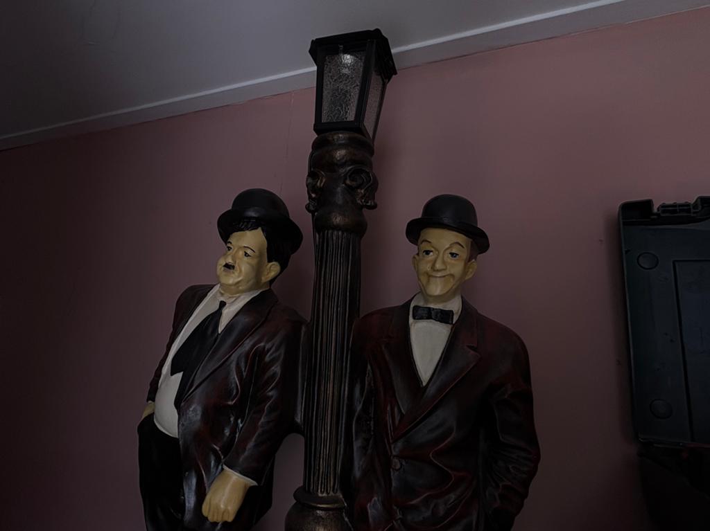 Laurel & Hardy beeld met lantaarn van keramiek, Ophalen, Vintage, Gebruikt, Meerkleurig