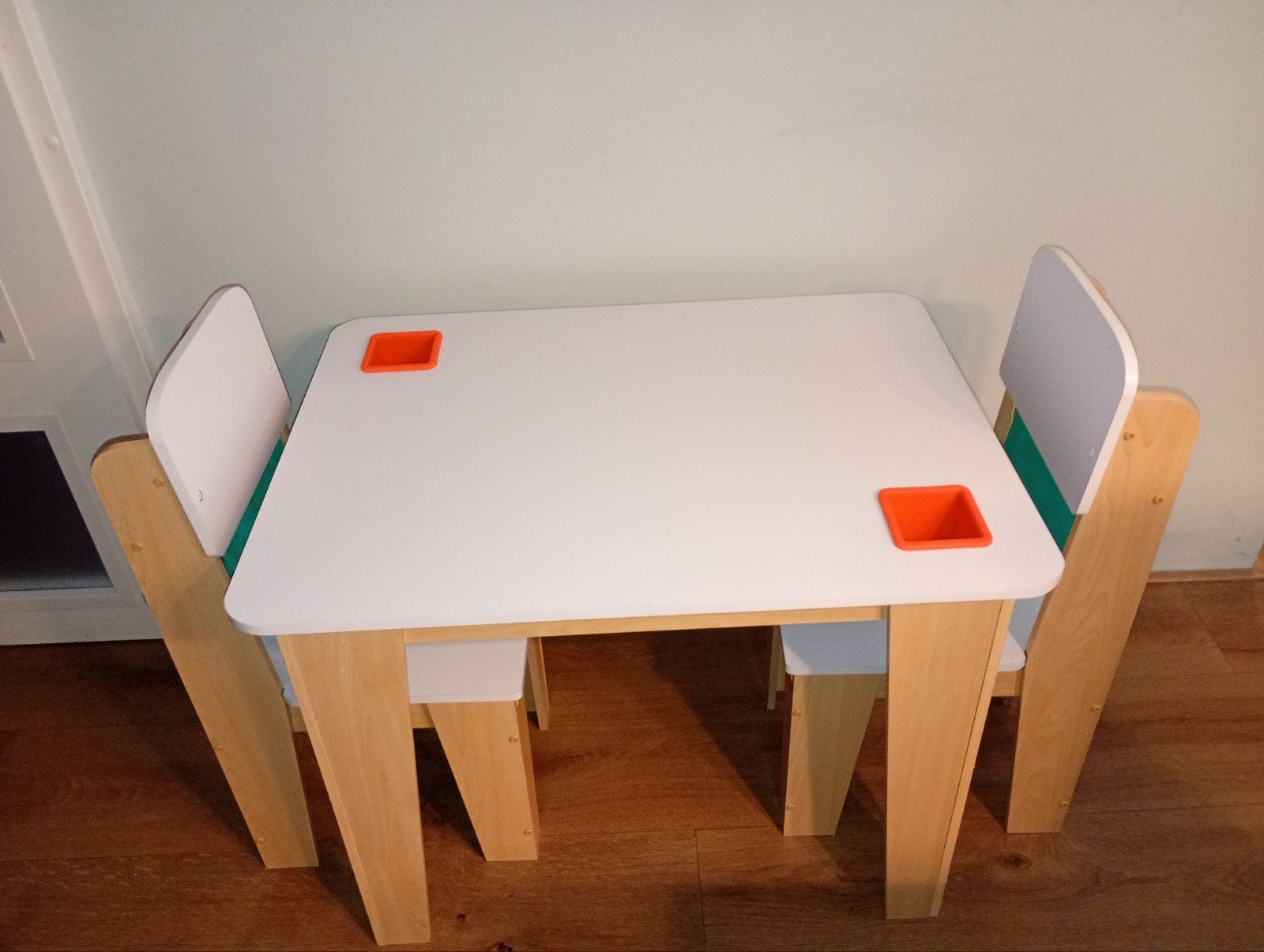 Nieuw KidKraft Pocket Storage speeltafel en 2 Stoelen Set, Kinderen en Baby's, Kinderkamer | Tafels en Stoelen, Ophalen, Nieuw