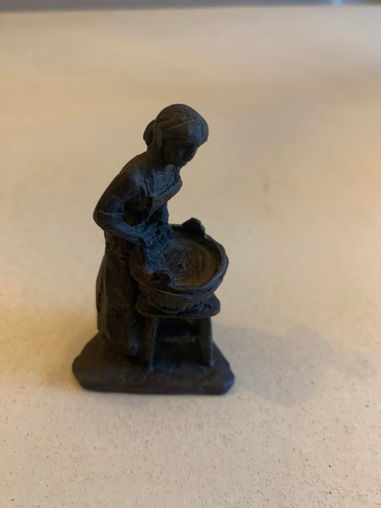 Vintage beeldje: Vrouw aan het werk 7 cm, Ophalen of Verzenden, Gebruikt, Mens