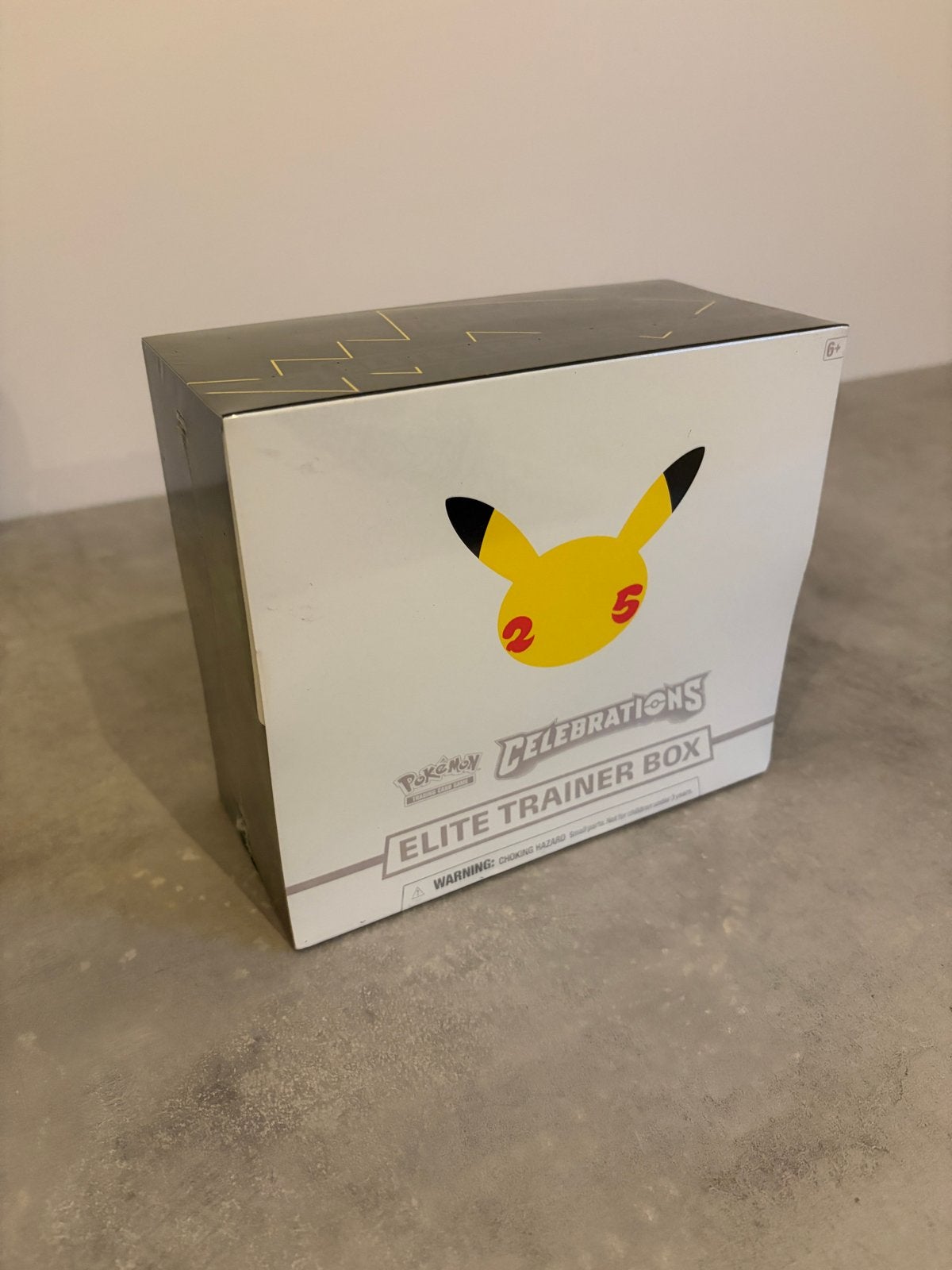 Pokémon Celebrations Elite Trainer Box 25th Anniversary, Hobby en Vrije tijd, Verzamelkaartspellen | Pokémon, Ophalen of Verzenden