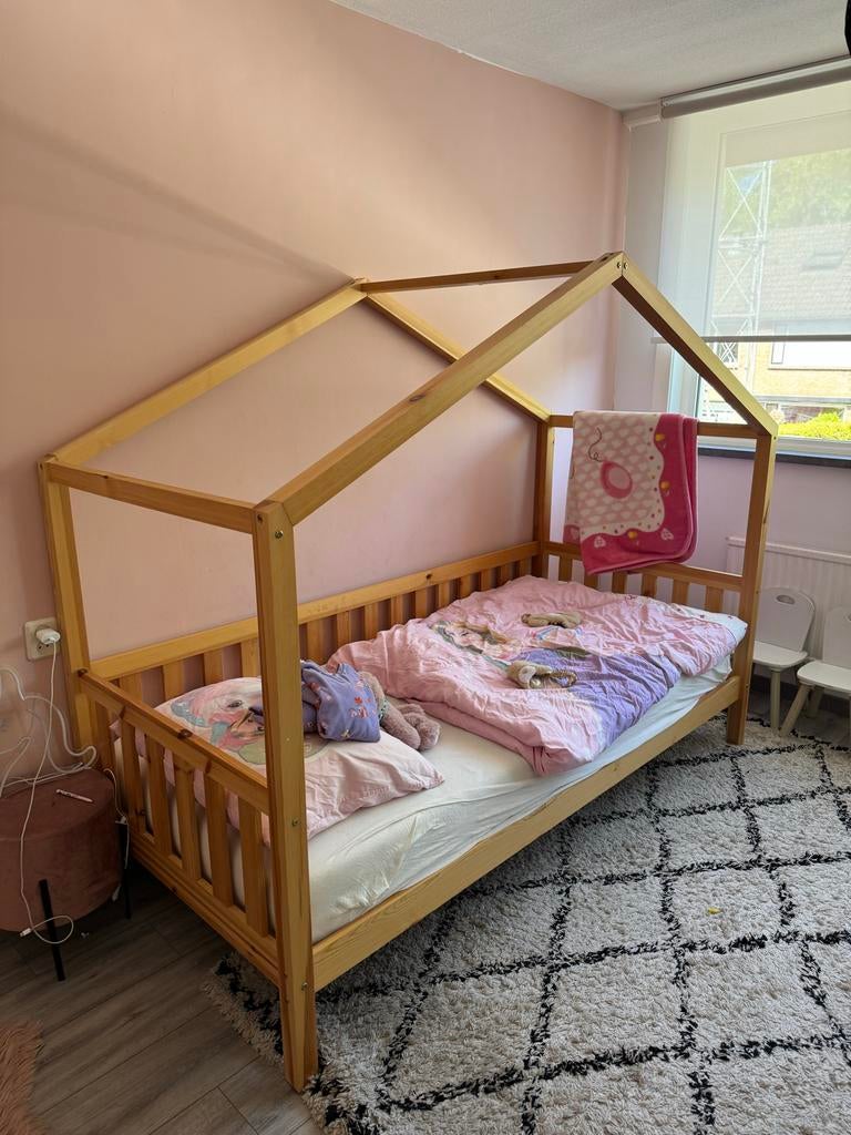 Houten kinderbed huisje - 160x80 cm, Ophalen, Gebruikt, 70 tot 85 cm, Lattenbodem