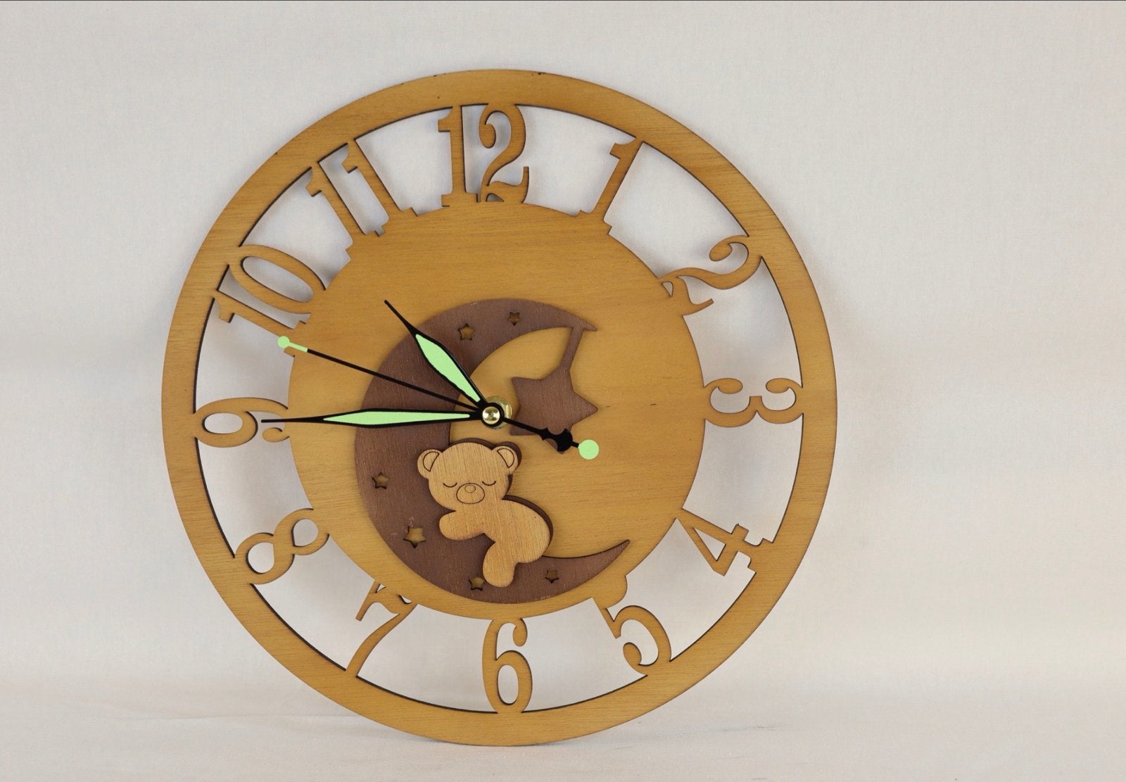 Schattige houten wandklok kinderkamer - Slapend beertje, Glow in the dark, Wandklok, Bruin, Analoog