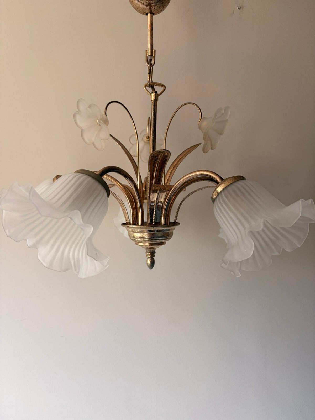 Vintage gouden plafond lamp met melkglas, Huis en Inrichting, Lampen | Kroonluchters, Ophalen of Verzenden, Gebruikt, Glas, Vintage