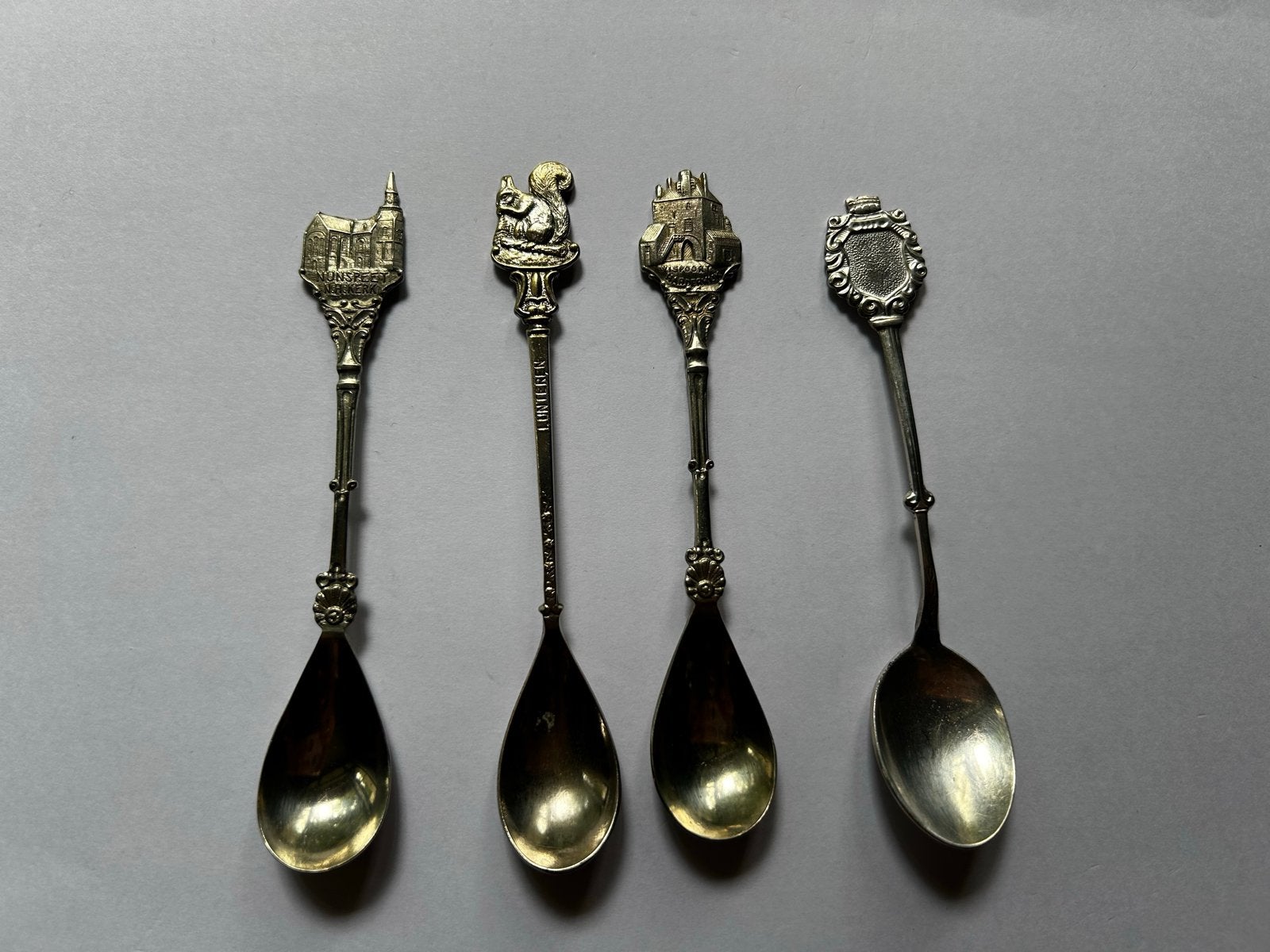 Set van 4 vintage verzamellepels met stadsgezichten, Gebruikt, Verzilverd, Ophalen of Verzenden, Bestek