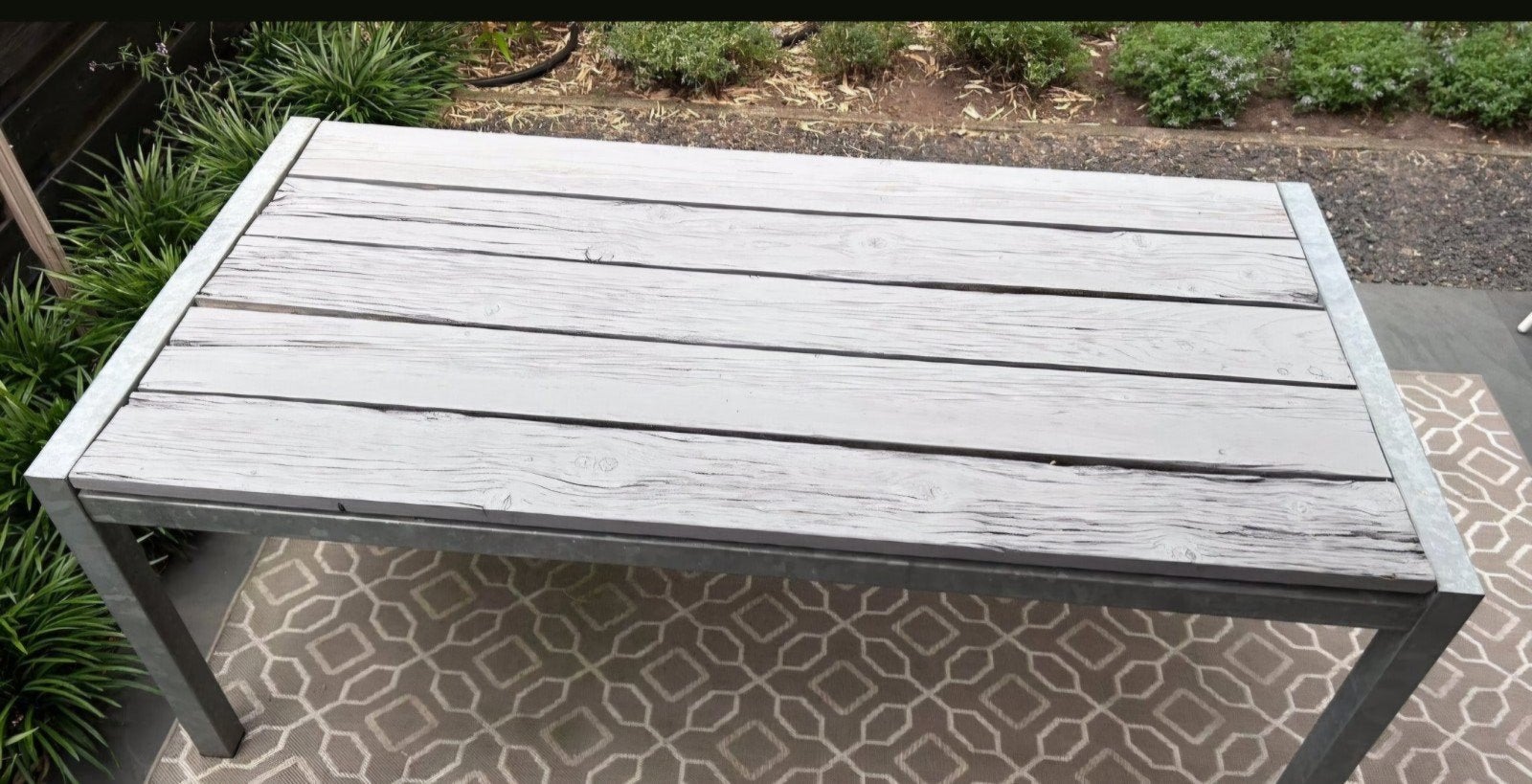 Foto 3 van Robuuste tuintafel met metalen frame en houten blad