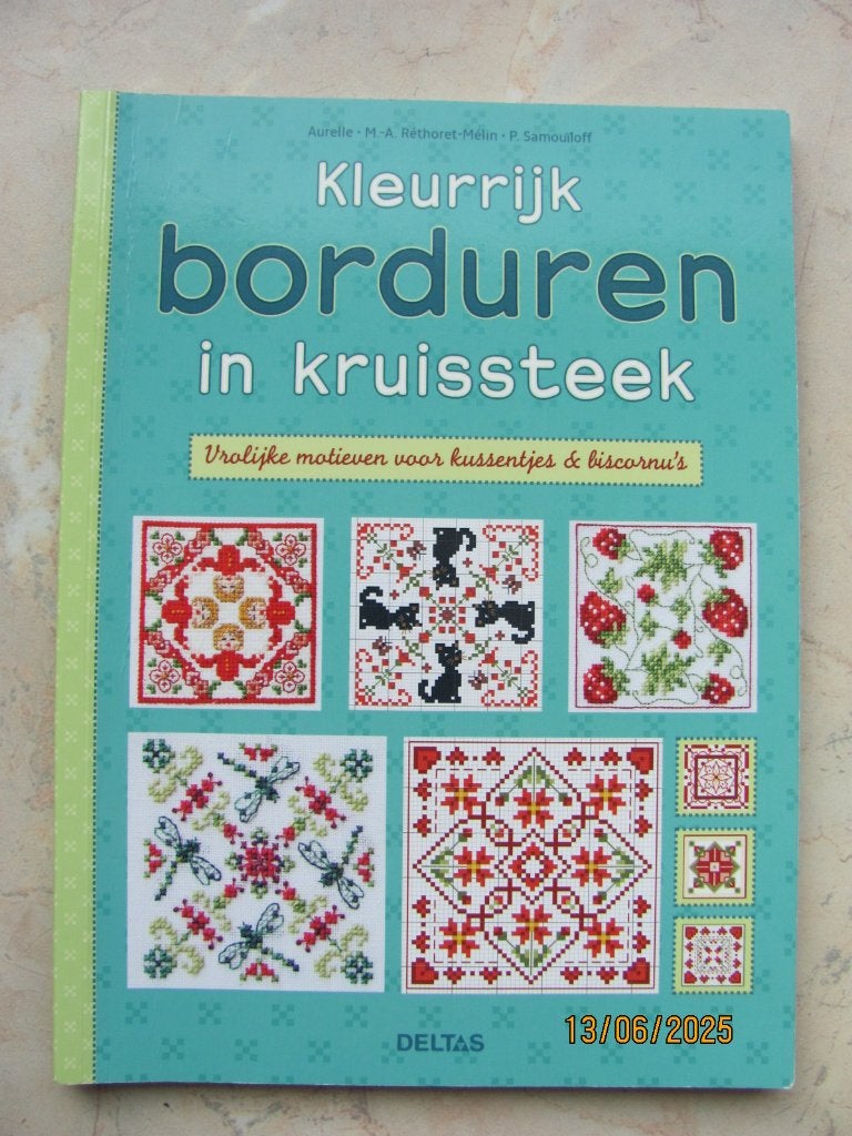 NIEUWSTAAT Boek Kleurrijk BORDUREN in KRUISSTEEK Deltas 2014, Aurelle, Rhetoret-Melin, Samouiloff, Ophalen of Verzenden, Zo goed als nieuw