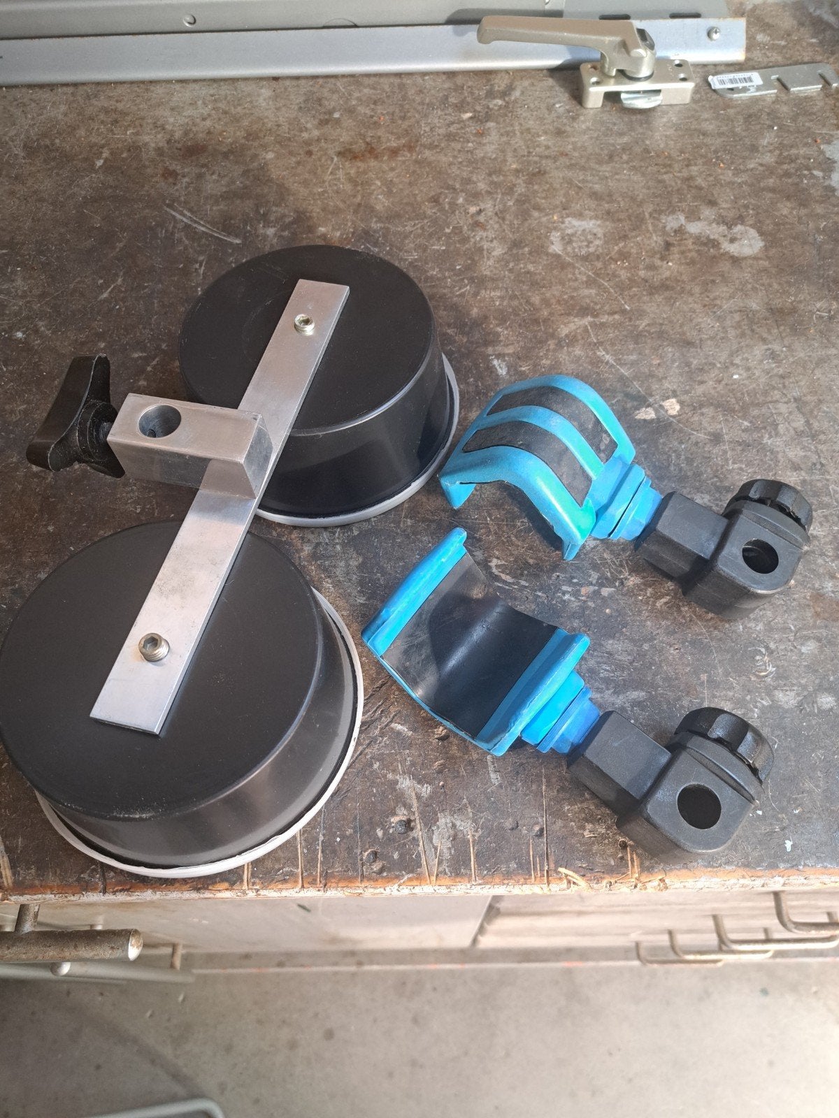 Hengelsteunen en dubbele madenbak voor visplateau 16mm, Ophalen, Gebruikt, Overige typen