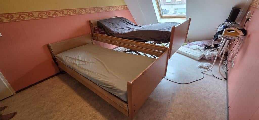 2 Elektrisch verstelbare bedden met papegaai - Goede staat, Huis en Inrichting, Slaapkamer | Bedden, Ophalen, Gebruikt, Eenpersoons