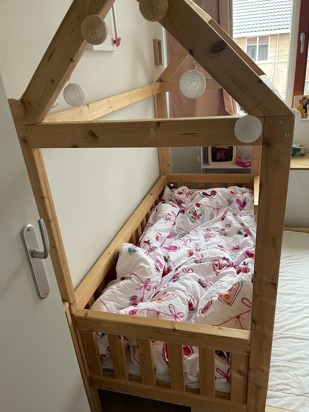 Peuterbed Bedhuisje met uitschuifbaar logeerbed en matrassen, Ophalen, Gebruikt, Eenpersoons, Bruin