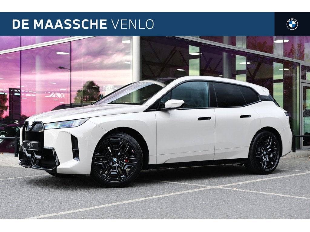 BMW iX xDrive45 M Sport / Panoramadak Sky Lounge / Trekhaak