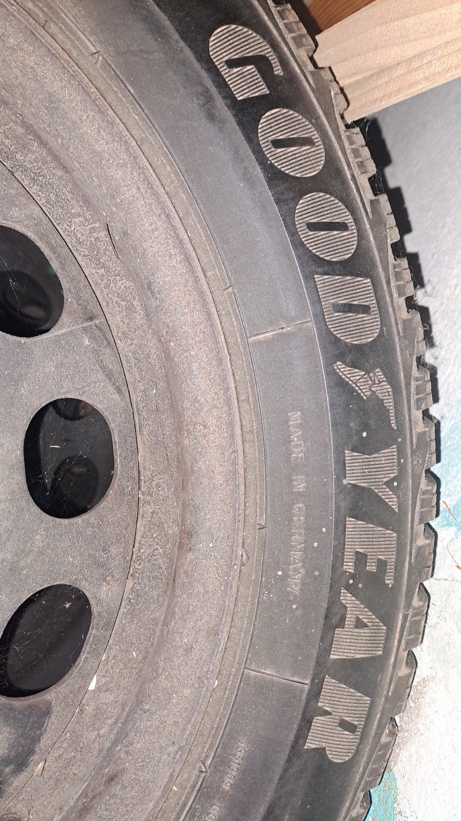 4 Winterbanden op velg - Skoda Octavia - 2xGoodyear z.g.a.n., Auto-onderdelen, Ophalen, Gebruikt, 16 inch, Banden en Velgen