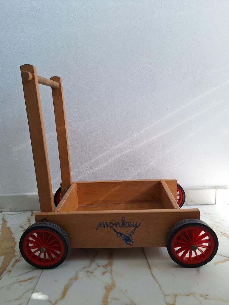 Vintage houten loopwagen 'Monkey' met rode wielen, Ophalen