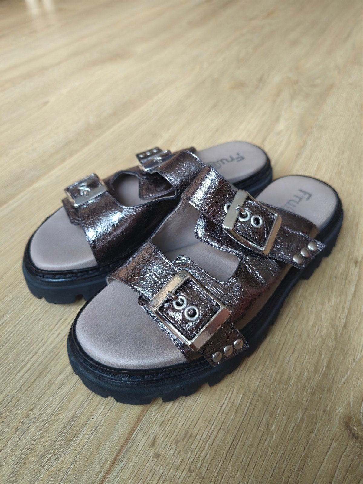 Fru.it - Slippers metallic grijs zwart stoere zolen - mt 35, Kleding | Dames, Slippers, Fru.it, Verzenden, Zo goed als nieuw