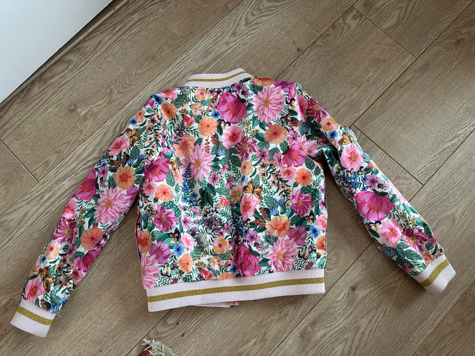 Mooie zomerjas met bloemenprint maat 134, Kinderen en Baby's, Kinderkleding | Maat 134, Ophalen, Gebruikt, Meisje, Jas