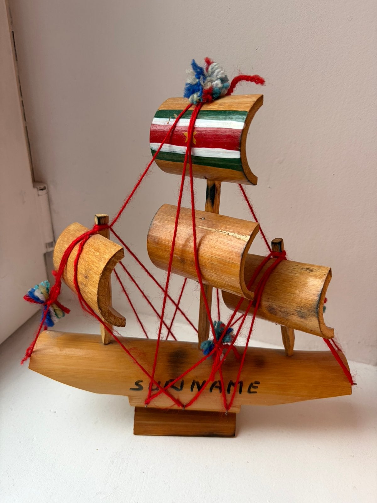 Surinaamse handgemaakte houten boot, Antiek en Kunst, Ophalen of Verzenden, Houtsnijwerk